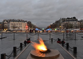 unknown soldier flame arc de triomphe